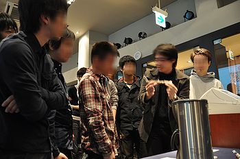 「萌香」と「どこでもペンタブレット」を説明するきょろ